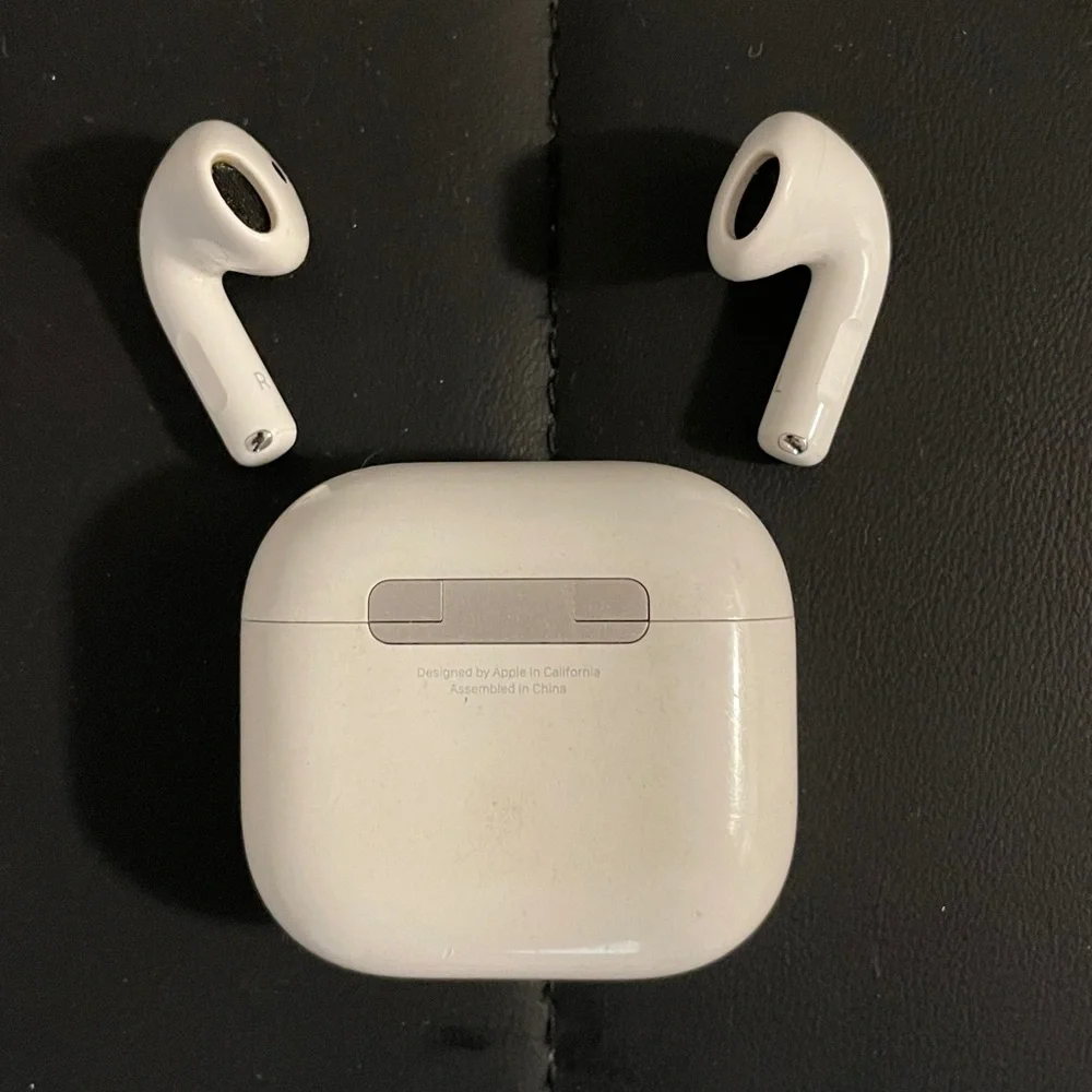Apple White Wireless Earbuds with Charging Case